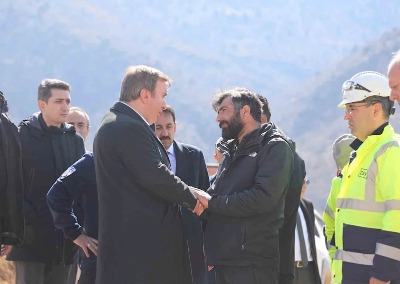 Vali Aydoğdu, göçük altında kalan işçilerin ailelerini ziyaret etti
