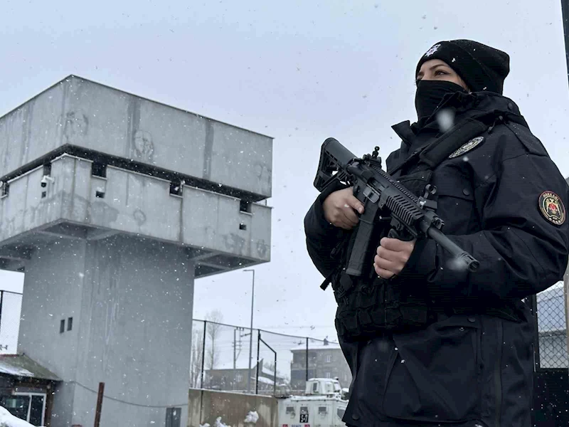Yüksekova kadın polisleriyle emniyette

