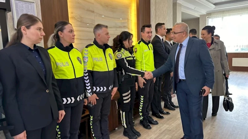 Ağrı Emniyet Müdürü İpar, polislerle bayramlaştı
