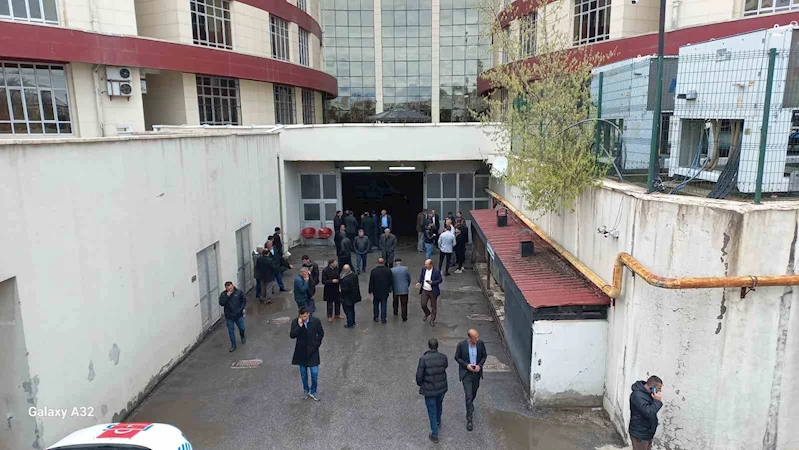Bayram günü husumetli oldukları muhtarı öldürüp, jandarmaya ateş açtılar

