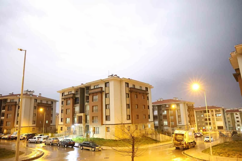 Elazığ’da şimşekler geceyi gündüze çevirdi
