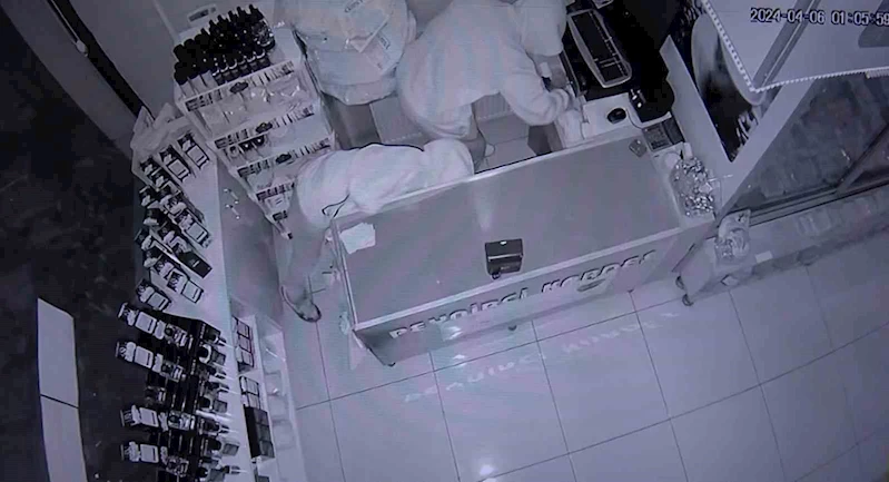 Böylesi görülmedi: Hırsızlar dükkana zarar vermesin diye kasaya harçlık bırakmaya başladı
