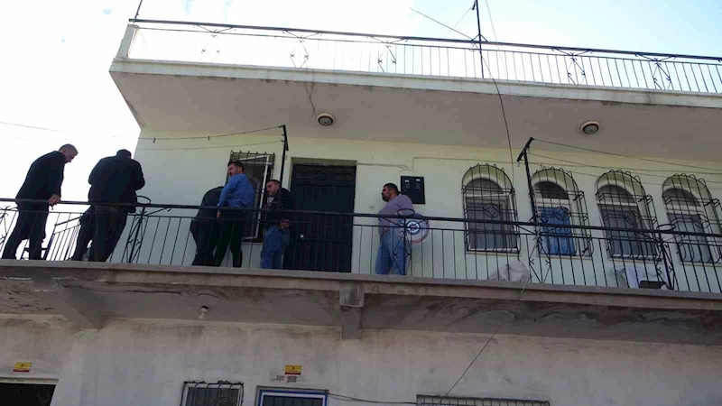 Boşanma aşamasındaki eski polis bıçakla kendini eve kapattı, ekipler alarma geçti
