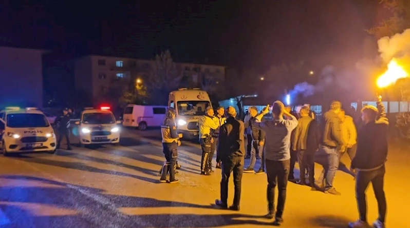 Kavga ve kaza ihbarına giden polislere konfetili, havai fişekli kutlama
