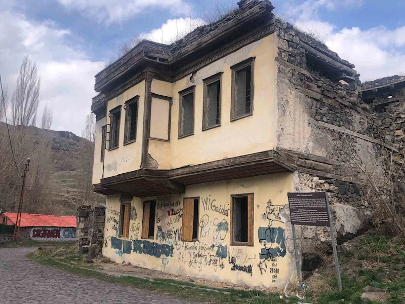 Kars’ta tarihi paşa konağı yıkılıyor
