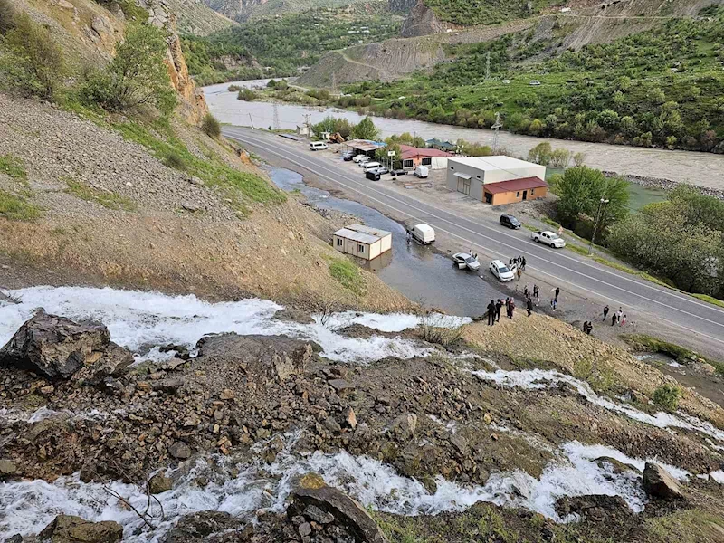 Çukurca’daki Beyaz Su Şelalesi ilgi odağı oldu
