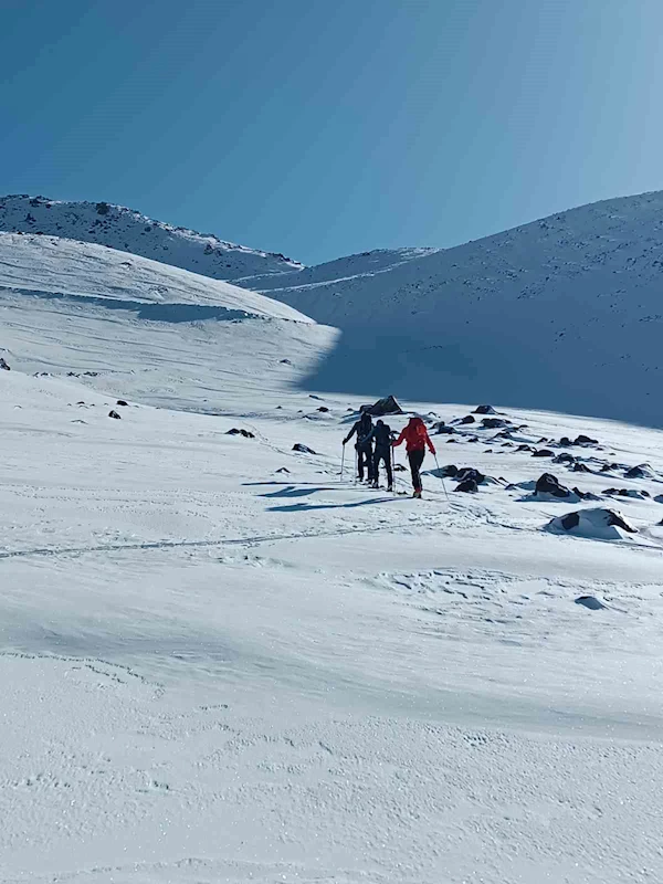 Dağcılar Ağrı Dağı eteklerinde kayak yaptı
