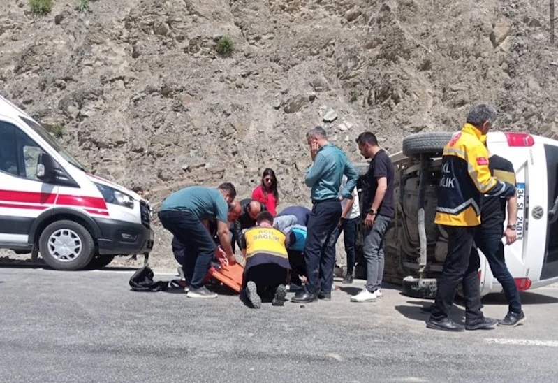 Kayanın isabet ettiği araç devrildi: 1 yaralı
