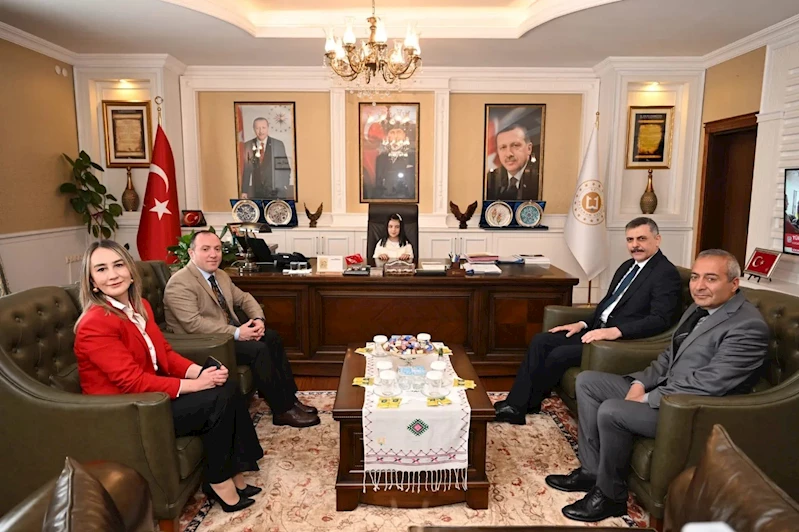 Vali koltuğuna oturdu; zekâ ve drama oyunları istedi
