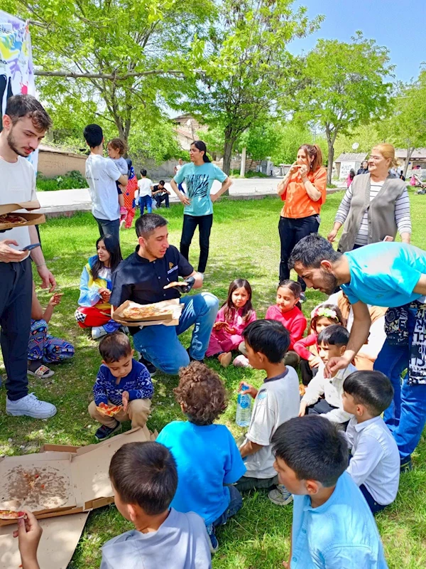 Parkta eğlenen çocuklara pizza sürprizi
