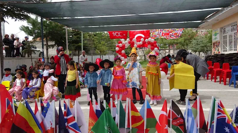 Bitlis’te 120 öğrenci 32 ülkenin kostümleriyle defile yaptı
