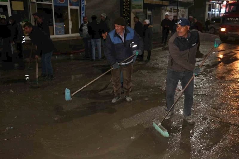 Diyadin’de caddeler tazyikli su ile yıkandı
