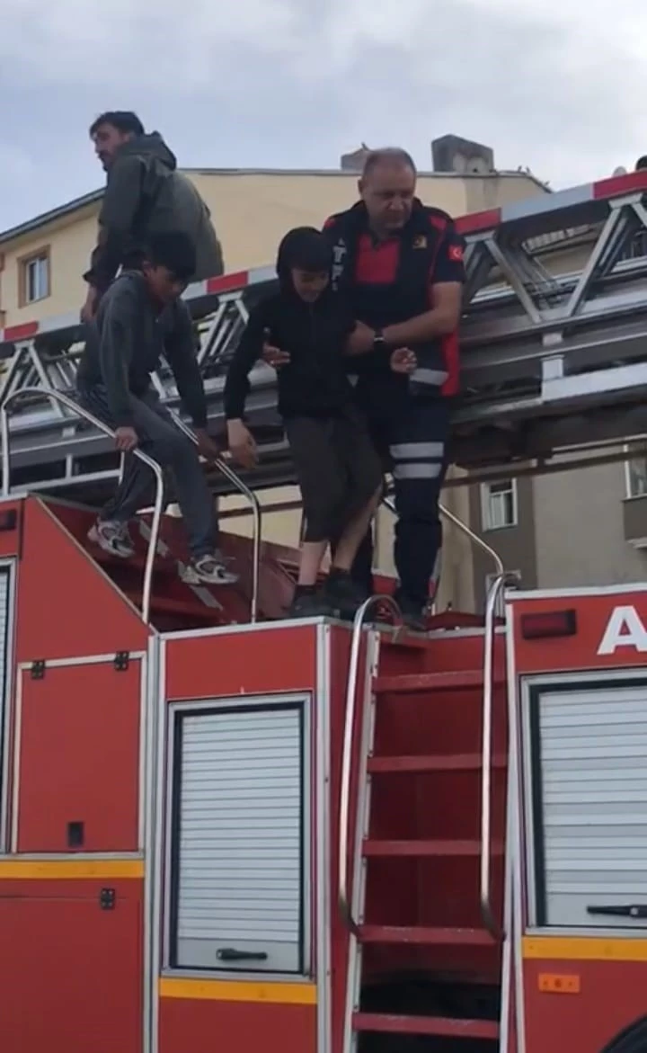 Taşlıçay Deresi’nde mahsur kalan 2 çocuk kurtarıldı
