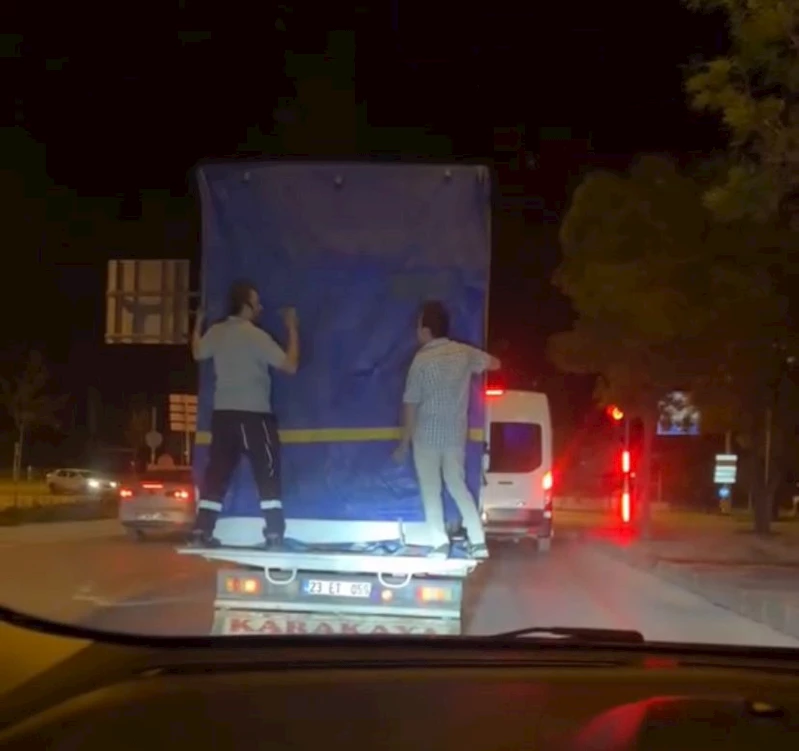 Elazığ’da tehlikeli yolculuk: Kamyonun arkasına tutunarak yolculuk ettiler
