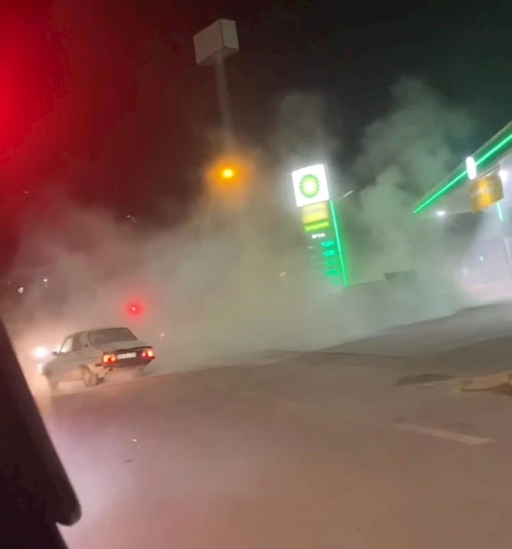 Seyir halindeki otomobil petrol istasyonunun dibinde yandı, faciadan dönüldü
