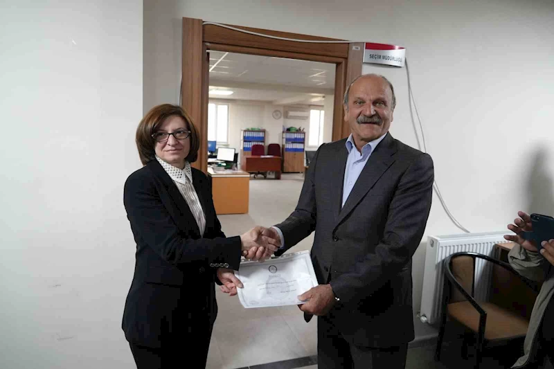 Mazbatasını alan Iğdır Belediye Başkanı Güneş göreve başladı
