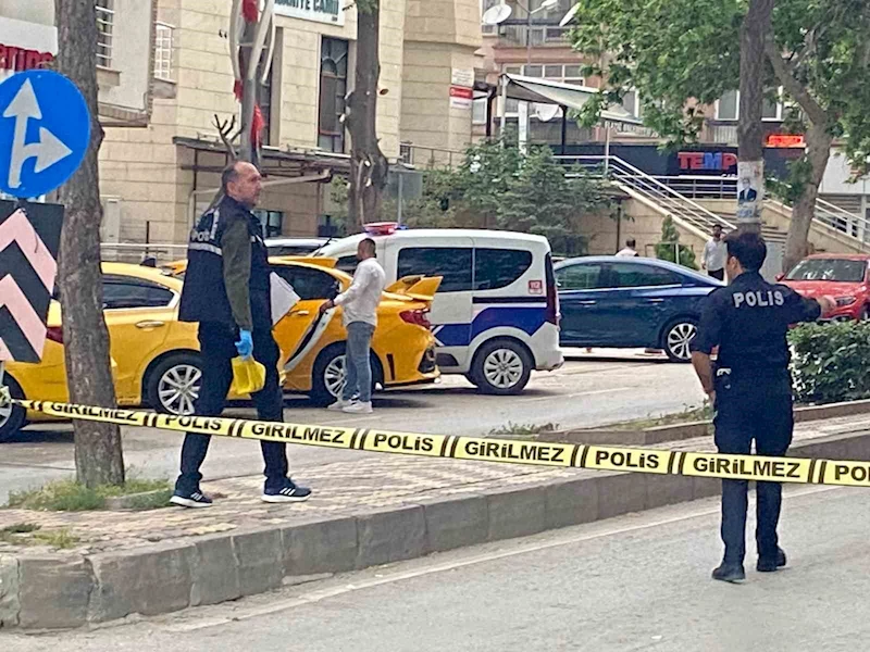 Silahlı kavgada yoldan geçen kadın kurşunların hedefi oldu
