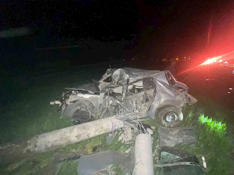 Muş’ta otomobil elektrik direğine çarptı: 1 ölü

