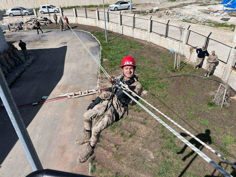 Jandarmadan uygulamalı deprem eğitimi
