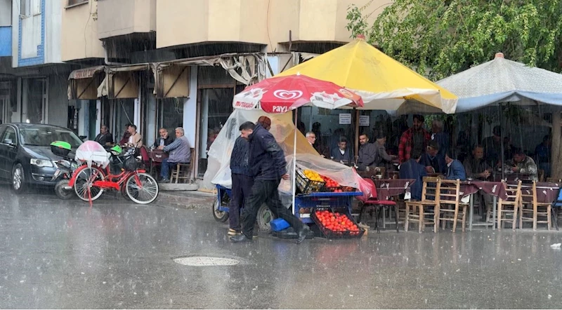 Iğdır’da yağan yağış sonrası vatandaşlar kaçacak yer aradı

