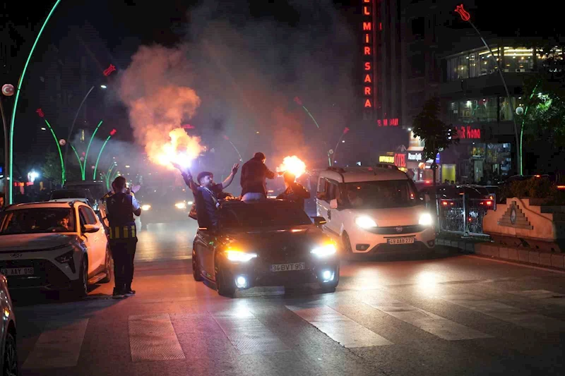 Galatasaraylı taraftarlar takımlarına destek olmak için sokakta şampiyonluk şarkıları söyledi

