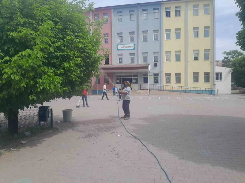 Iğdır’da okul bahçeleri ilaçlanıyor
