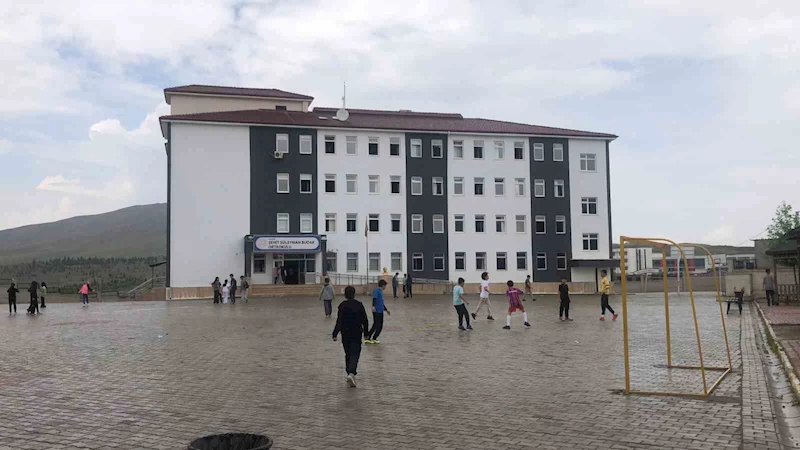 Okuldaki spor salonunda faciadan dönüldü: Alçıpan çöktü, 6 öğrenci yaralandı
