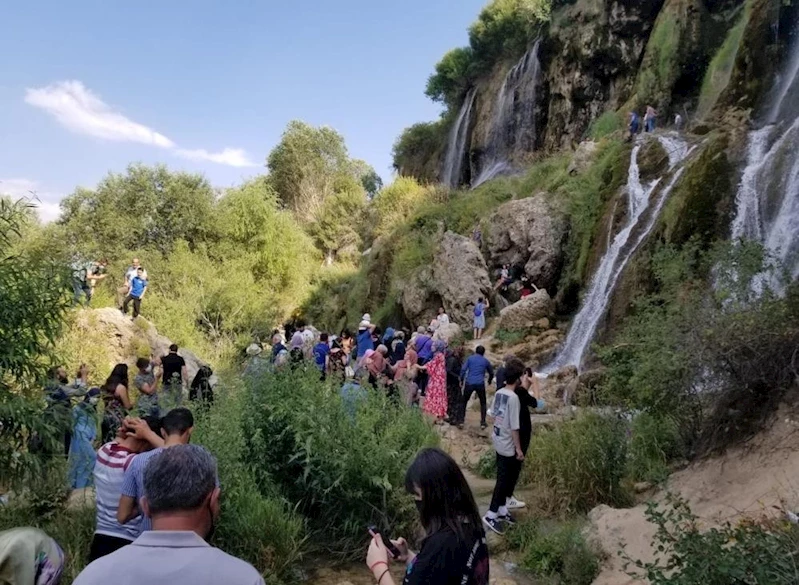Girlevik Şelalesi’ne ziyaretçi akını
