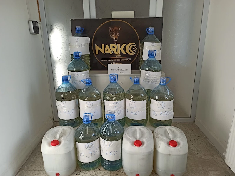 Iğdır’da yakıt deposuna gizlenmiş 257 kg sıvı Metamfetamin maddesi ele geçirildi.
