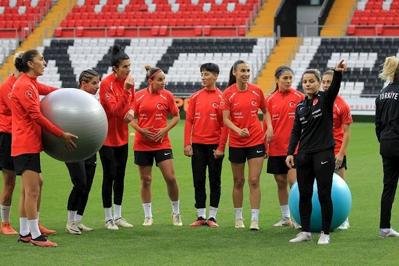 21 yaşında futbolu bıraktı; 29 yaşında A Milli Kadın Futbol Takımına yardımcı antrenör oldu
