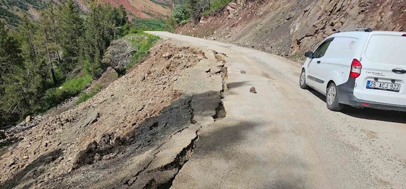 Yolda oluşan dev yarıklar korkutuyor
