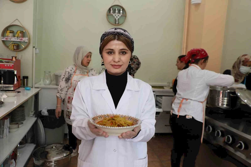 Gastronomi atölyesinde yöresel yemekler üretiliyor, aşçılar yetiştiriliyor
