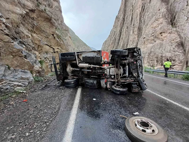Dondurma nakil aracı devrildi: 2 yaralı
