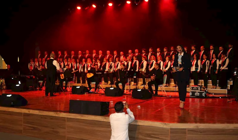 Erzincan’da farklı meslek gruplarından insanların bir araya geldiği “Kardeşlik Korosu” ilk konserini verdi
