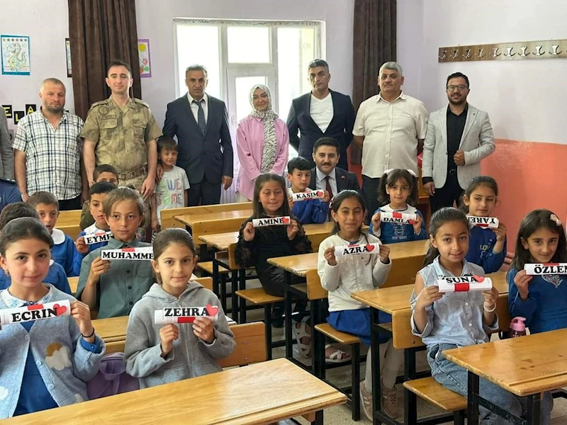 Özalp Kaymakamı Bulut öğrencilere karnelerini dağıttı