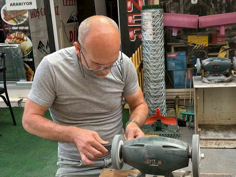 Iğdır’da Kurban Bayramı öncesi bıçak bileyiciler işbaşında
