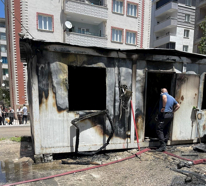 Van’da oto yıkamada konteyner yangını