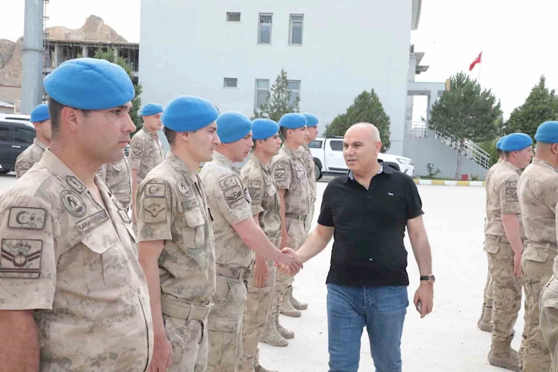 Ağrı Valisi Koç, Doğubayazıt’ta askerlerin Kurban Bayramı’nı kutladı

