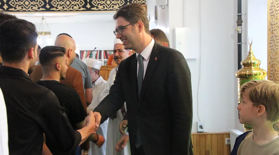 Erciş Kaymakamı Karaloğlu Bayram Sevincini Cemaatle Paylaştı 