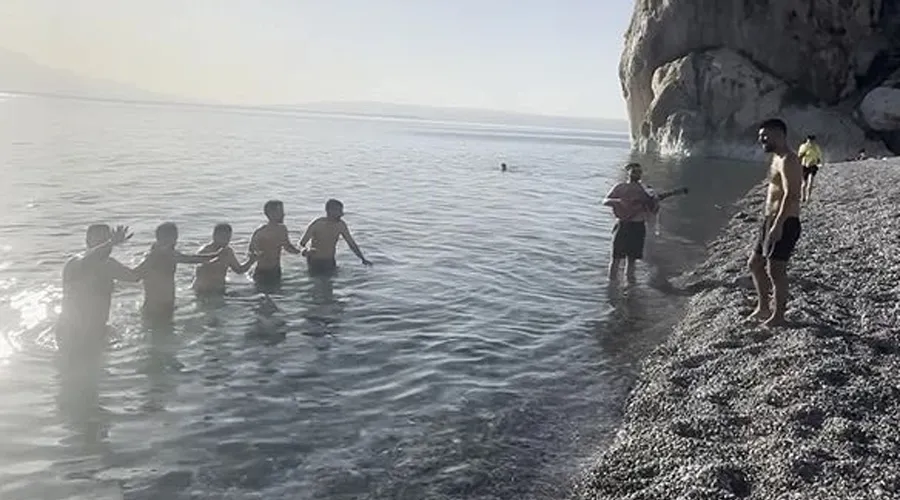 Van Gölü’nde halaylı sezon açılışı