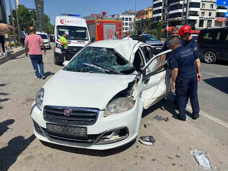 Elazığ’da otomobil tıra çarptı: 3 yaralı
