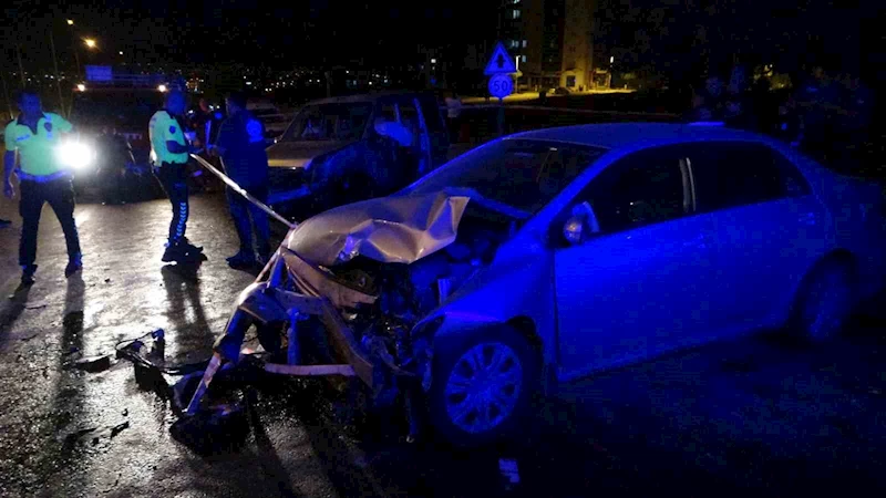 Hafif ticari araç ile otomobil kafa kafaya çarpıştı: 1 ölü, 3 yaralı
