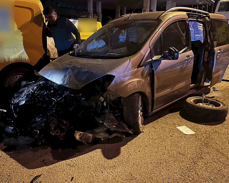 Ağrı’da kaldırıma çarpan araç hurdaya döndü
