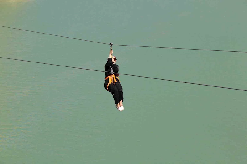 Fırat Nehri’nin muhteşem manzarası eşliğinde yapılan zipline ve tekne turu turistlerin vazgeçilmezi
