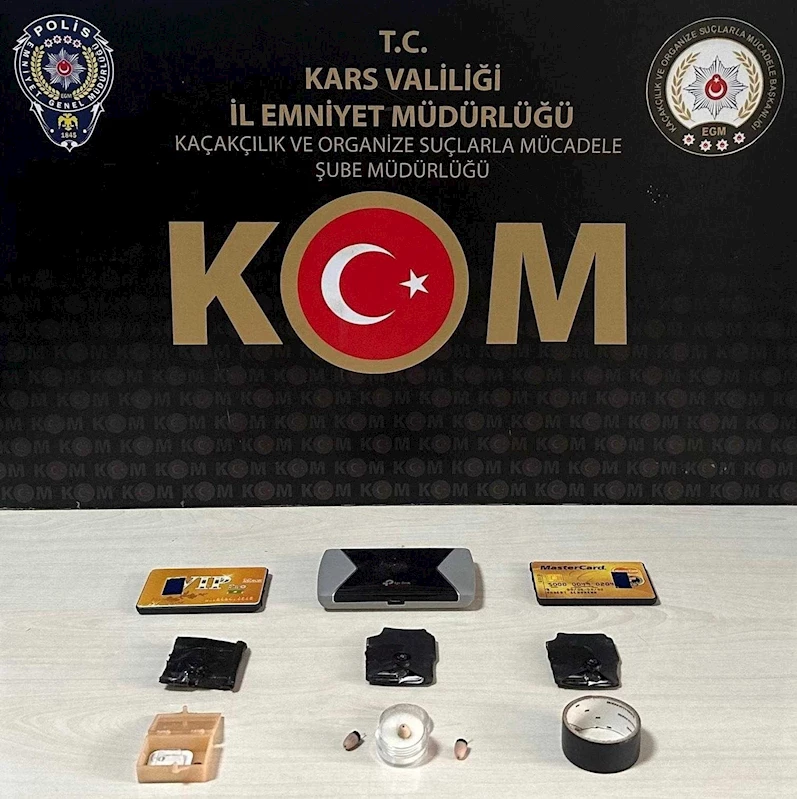 Kars’ta ehliyet sınavı için kopya düzeneği kuran 3 şahıs suçüstü yakalandı
