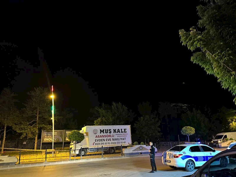 Muş’ta bir kadının bankta unuttuğu çanta polisi harekete geçirdi
