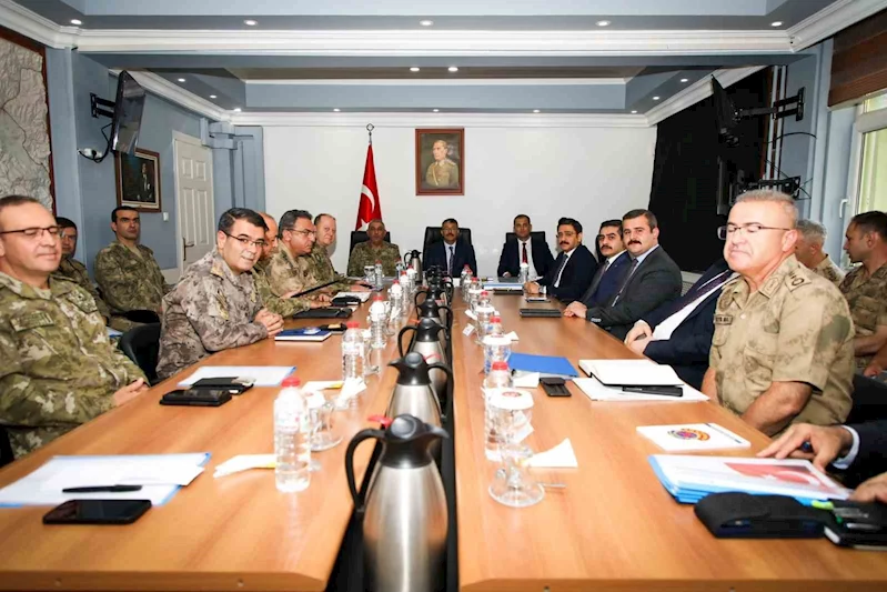 Vali Çelik’ten Irak sınırına çıkarma
