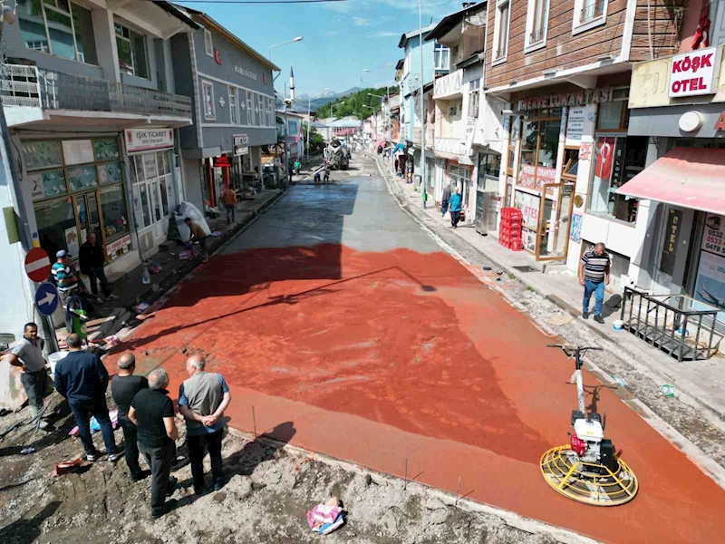 Posof’da altyapının ardından sıcak asfalt çalışması başladı
