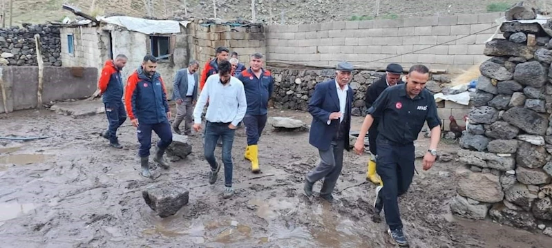 Çaldıran’da sağanak sele neden oldu
