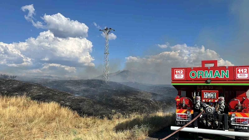 Kırsal alandaki yangın ormana sıçramadan söndürüldü
